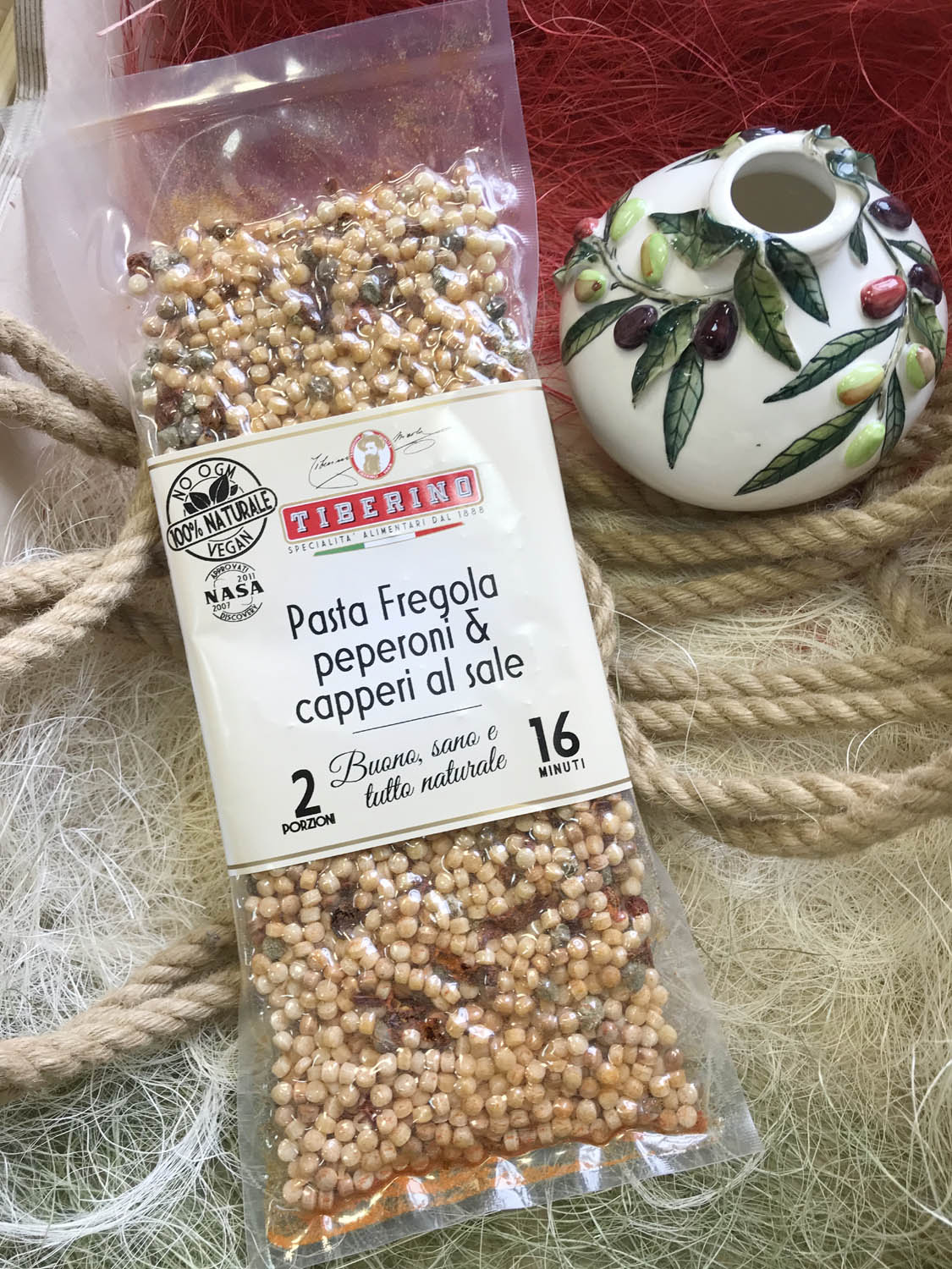 Паста фрегола по-сардински с соусом из перца и каперсов