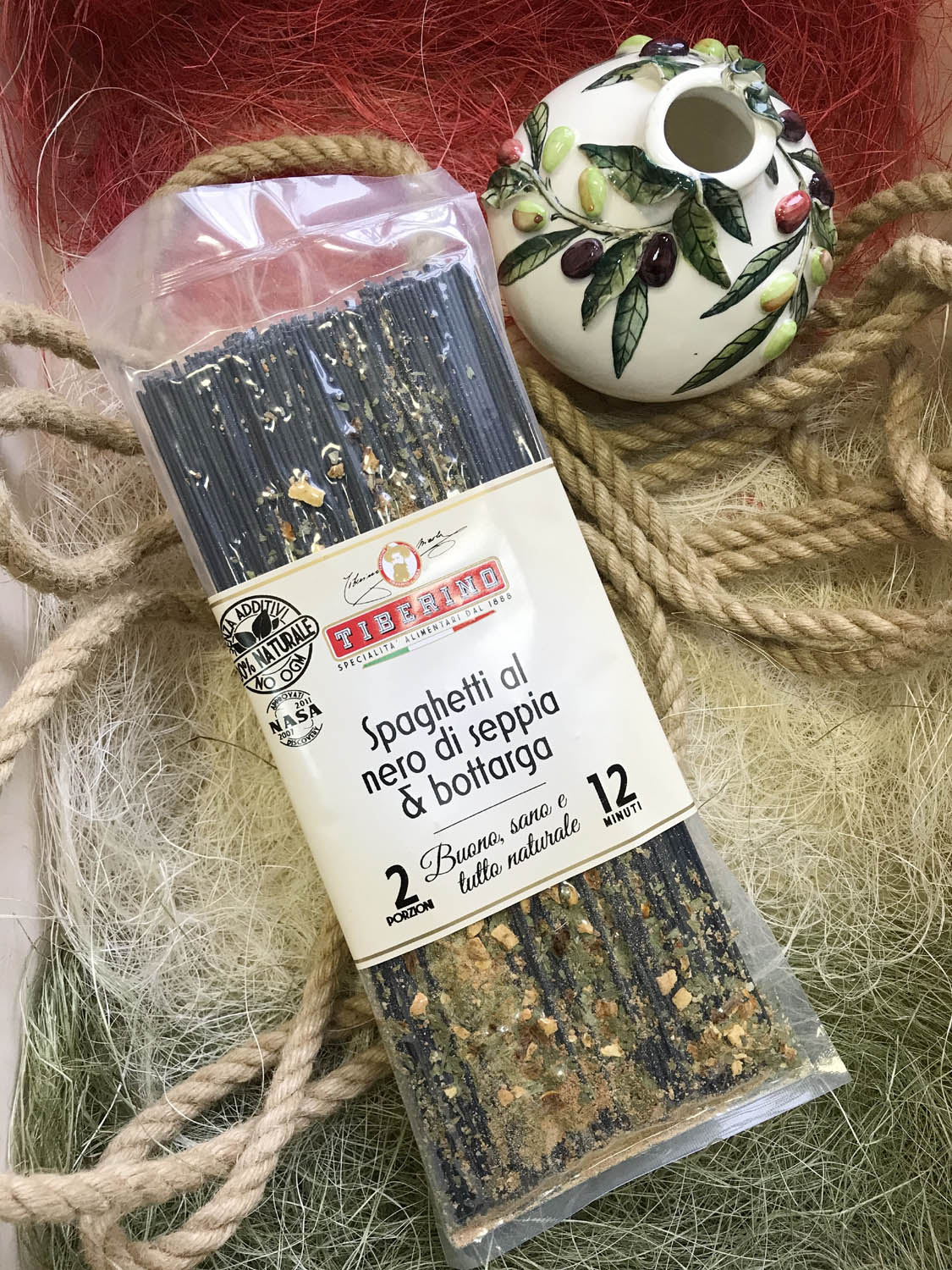 Паста спагетти с чернилами каракатицы и боттаргой