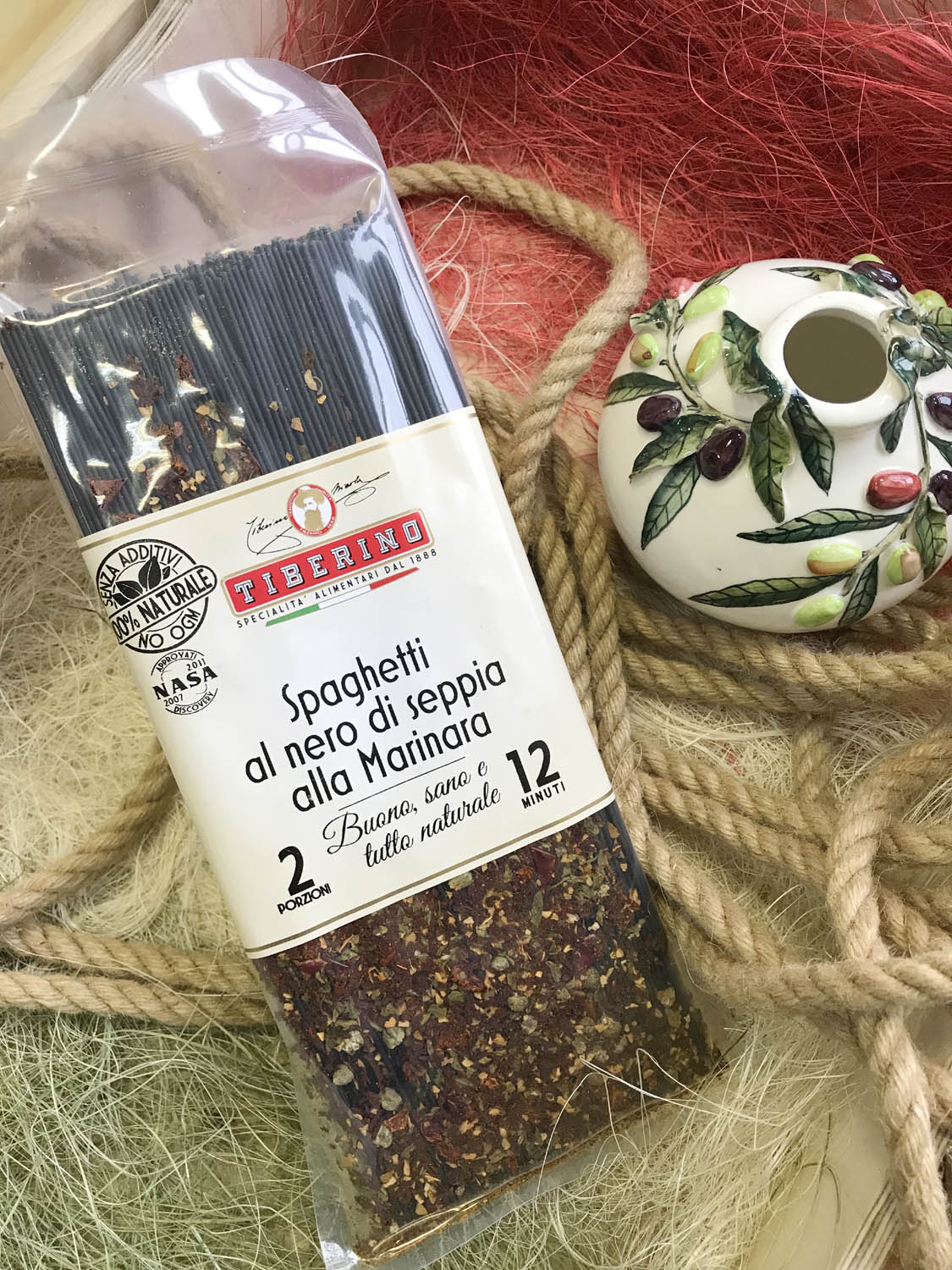 Паста спагетти с чернилами каракатицы «алла маринара» с каперсами и паприкой